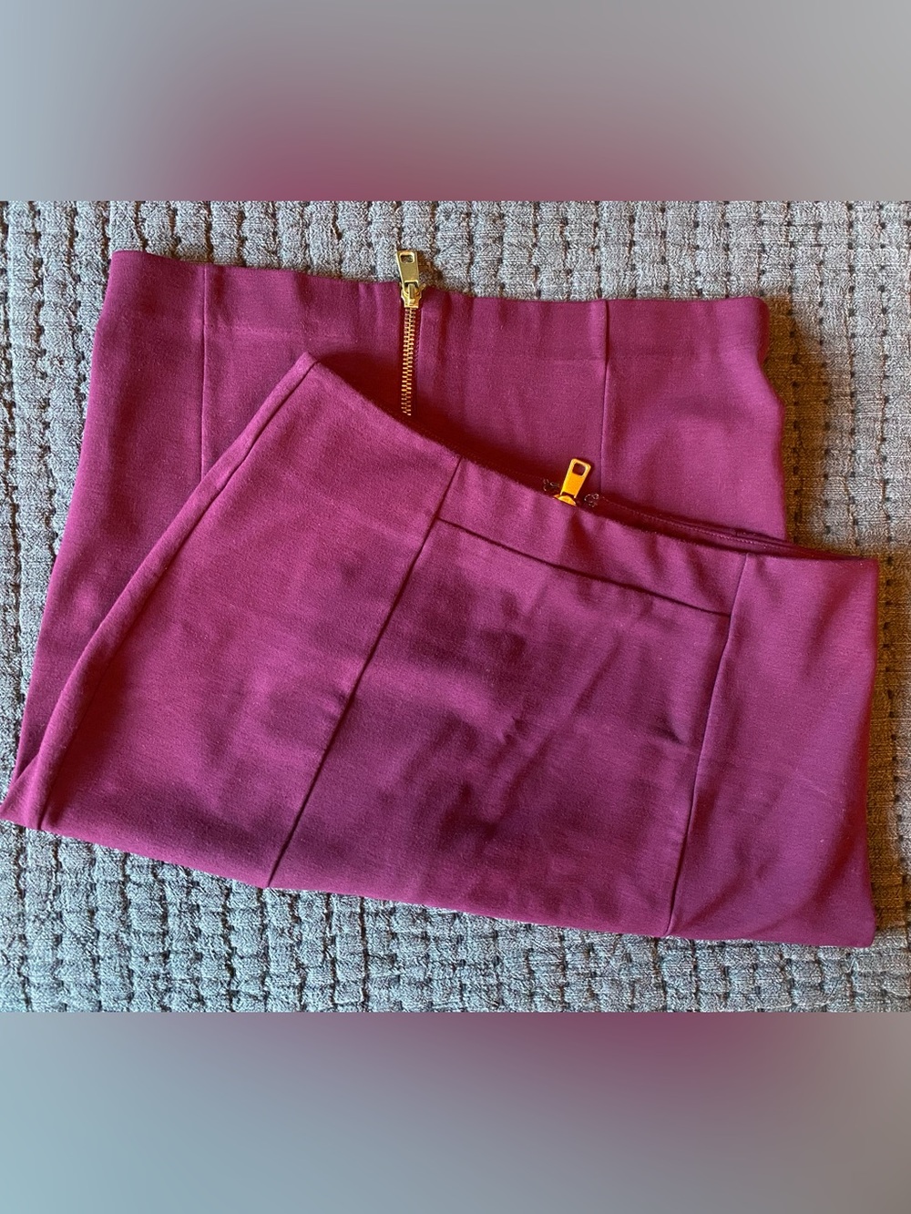 Banana Republic Stretch Pencil Skirt with Gold Back Zipper Top to Bottom Size 4